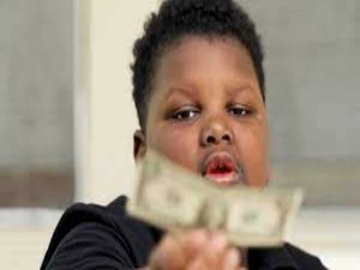 9-year-old’s decision to give his only dollar to tycoon he assumed was homeless earns him free shopping spree