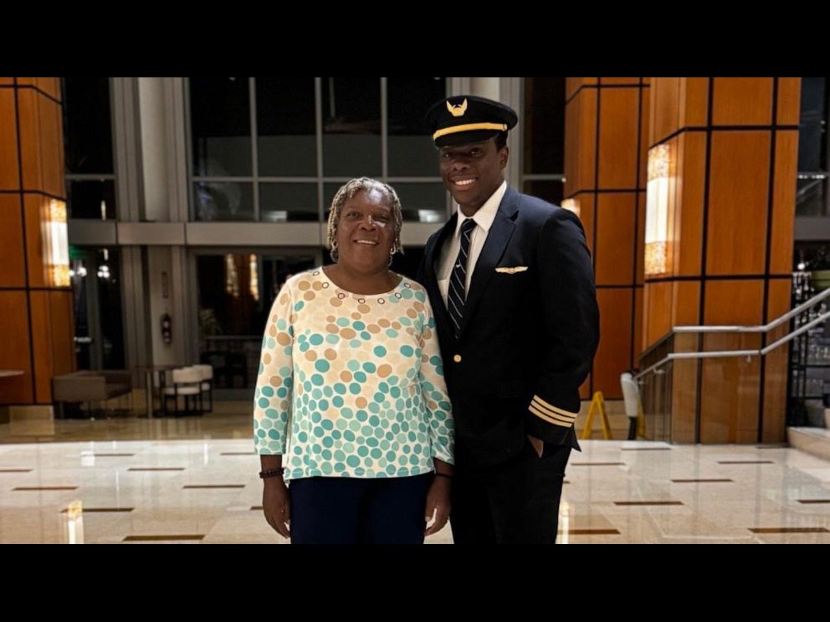 United Airlines pilot achieves long-term goal by flying his mom on his first flight home since his dad’s death