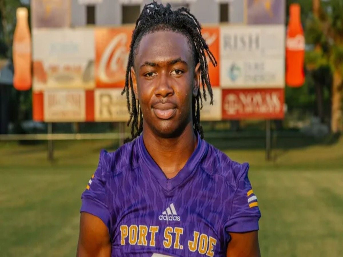 Florida high school football player dies after collapsing during a game Friday