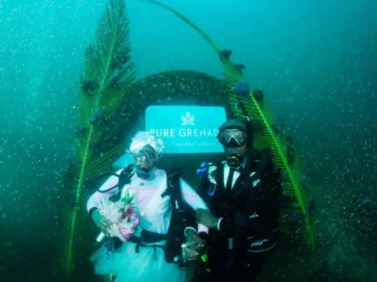 Grenada: Newlyweds become first Black couple to marry underwater